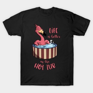 Flamingo im Pool - Life is better in the Hot Tub T-Shirt